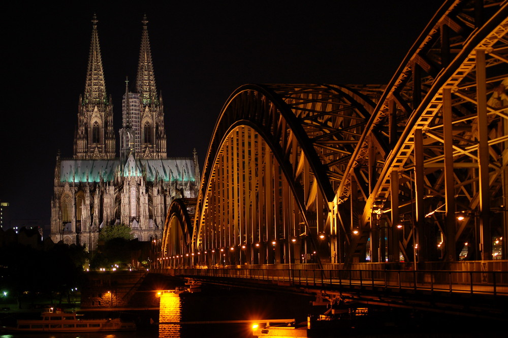 Hohenzollernbrücke bei Nacht