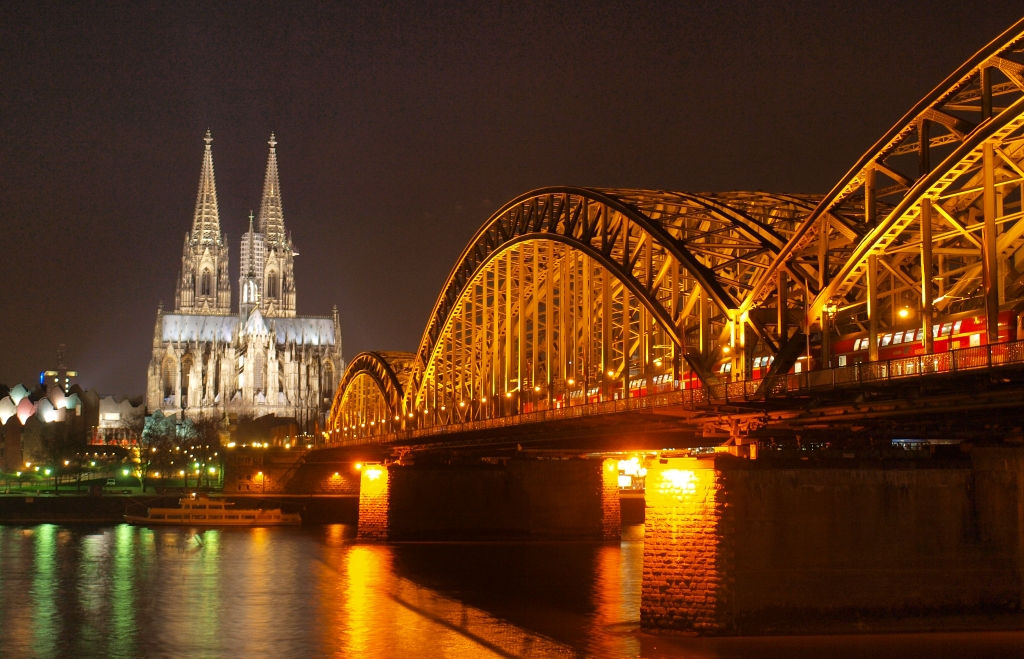 Hohenzollernbrücke bei Nacht