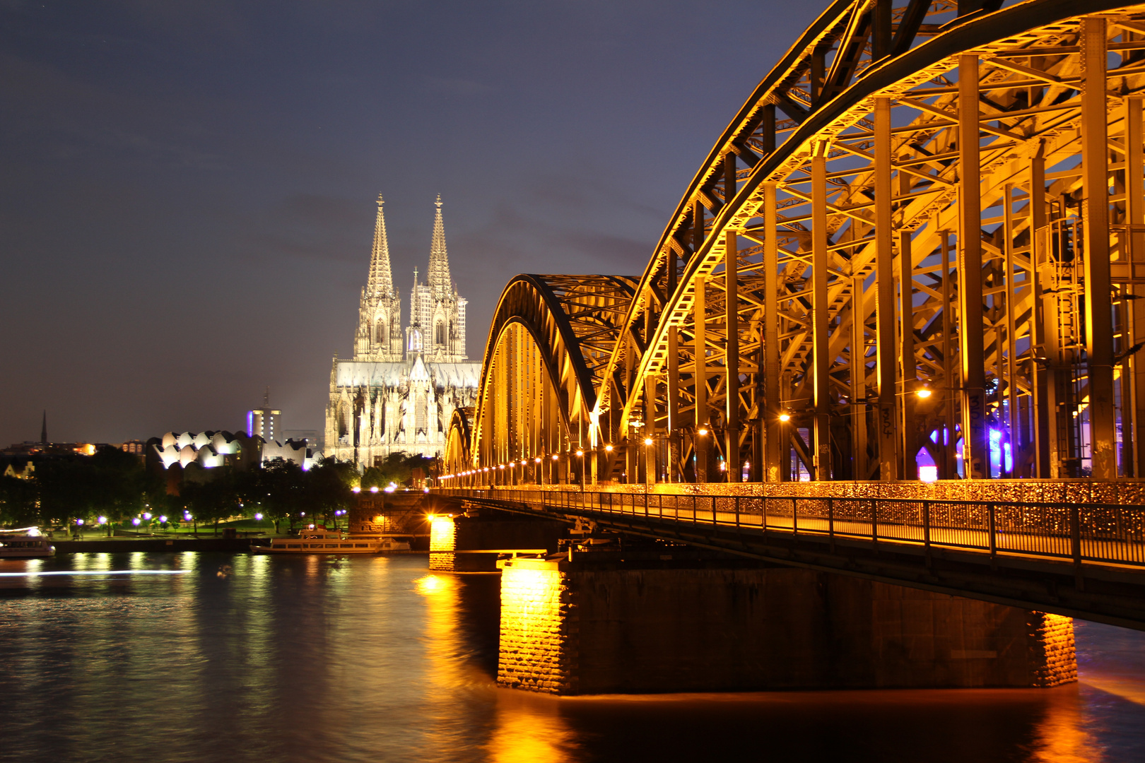 Hohenzollernbrücke bei Nacht