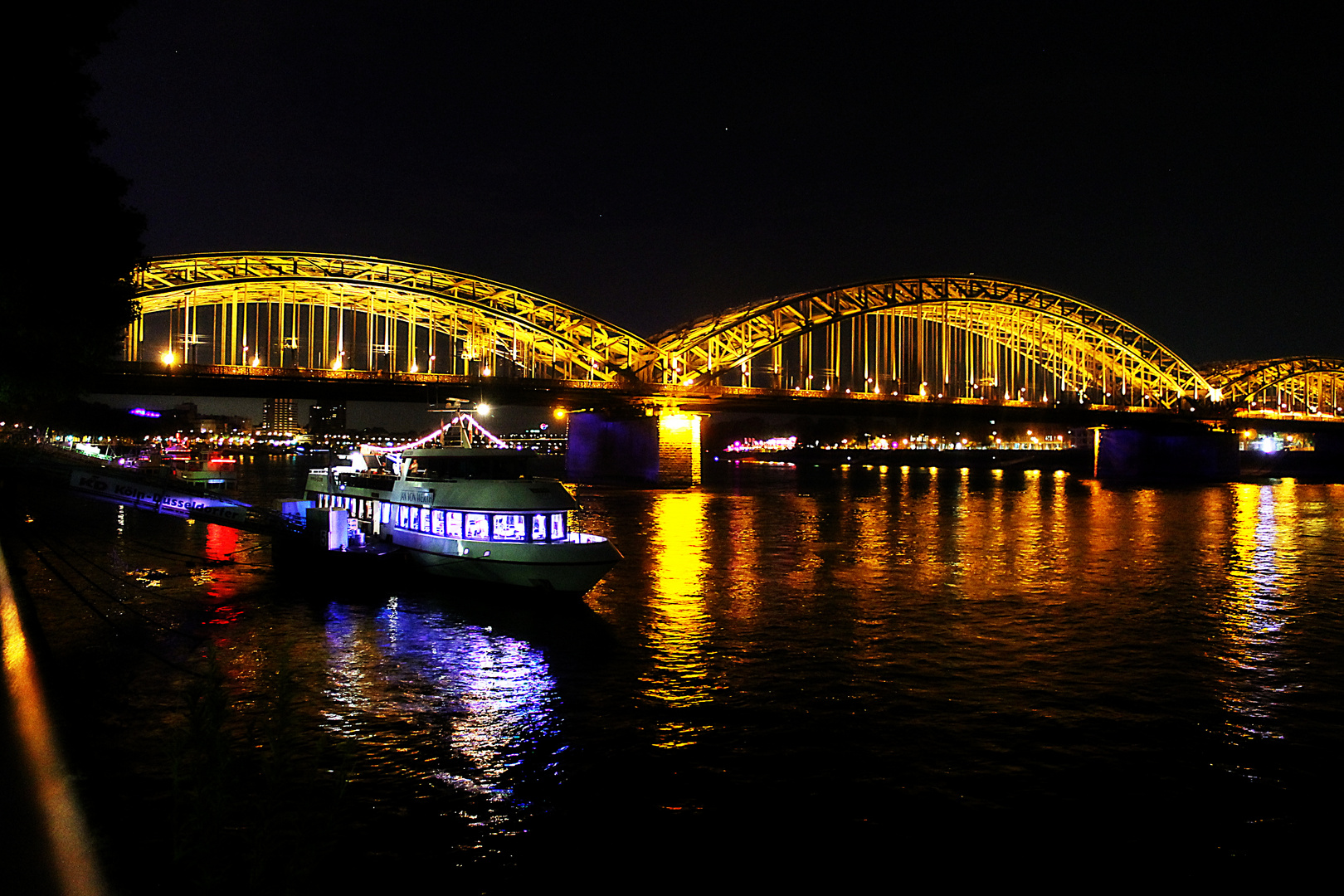 Hohenzollernbrücke bei Nacht