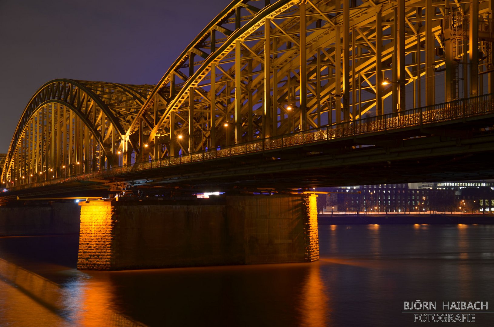 Hohenzollernbrücke bei Nacht