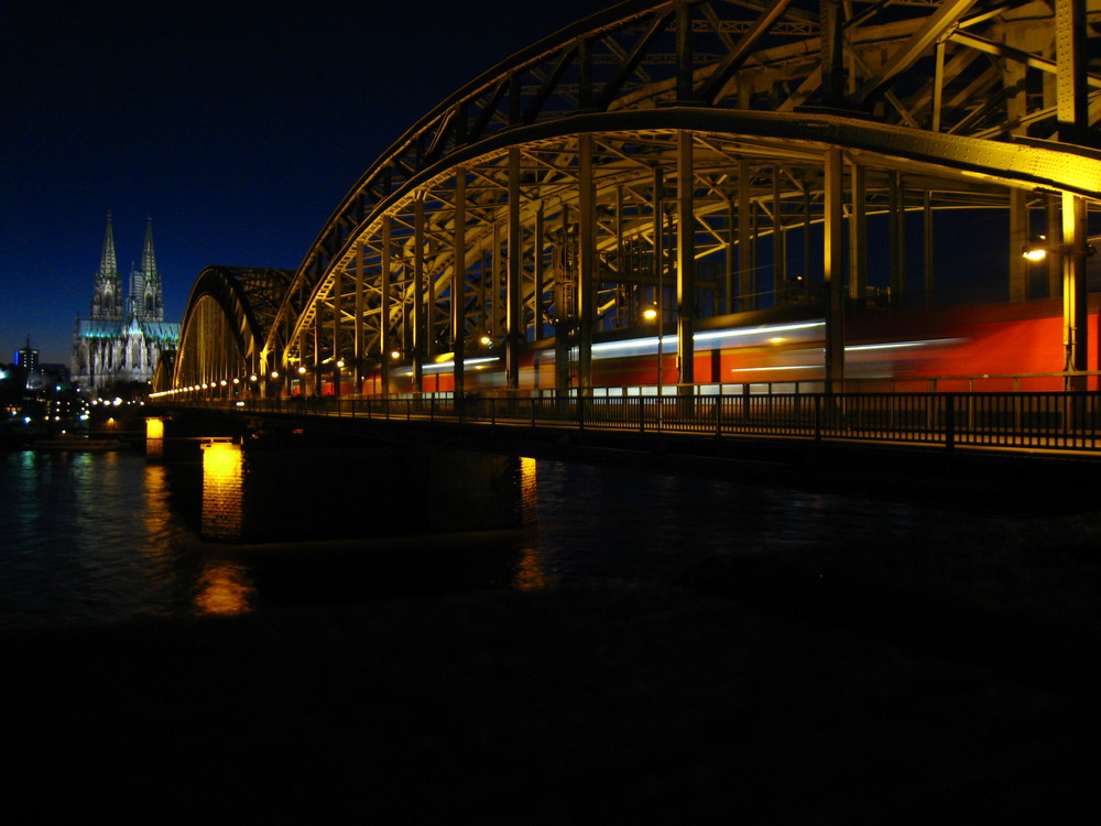 Hohenzollernbrücke bei Nacht