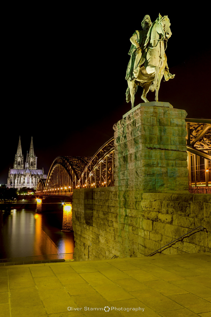 Hohenzollernbrücke bei Nacht. Hohenzollern Bridge over the Rhine River at night. 