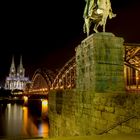 Hohenzollernbrücke bei Nacht. Hohenzollern Bridge over the Rhine River at night. 