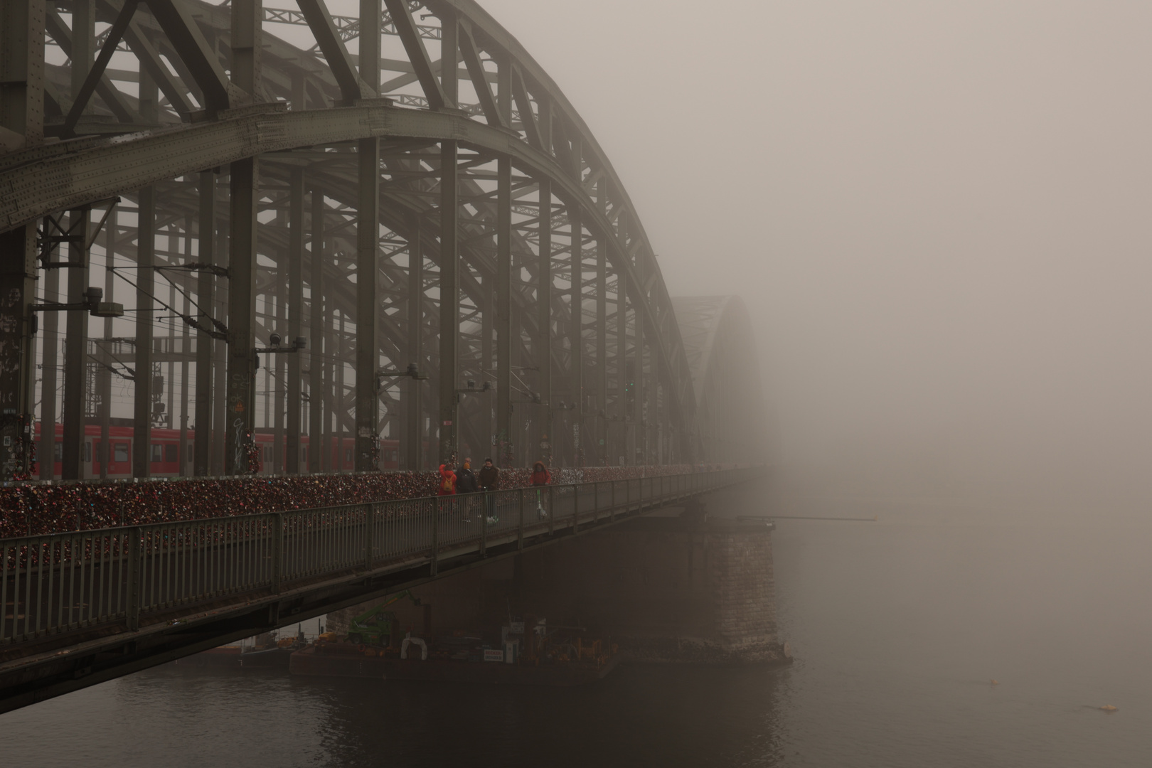 Hohenzollernbrücke im Nebel