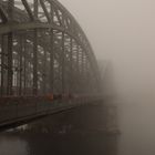 Hohenzollernbrücke im Nebel