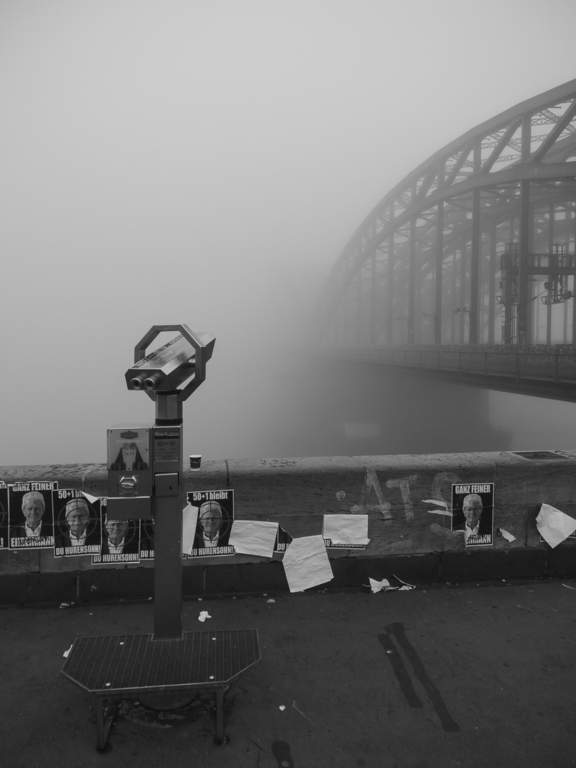 Hohenzollernbrücke im Nebel