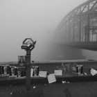 Hohenzollernbrücke im Nebel