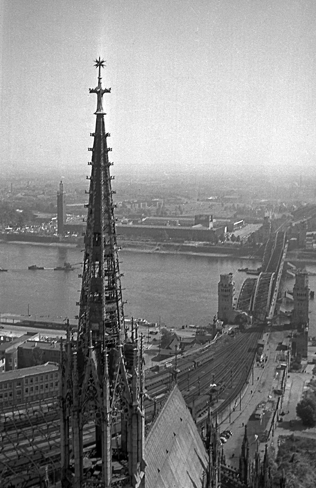 Hohenzollernbrücke in Köln am 11. September 1949