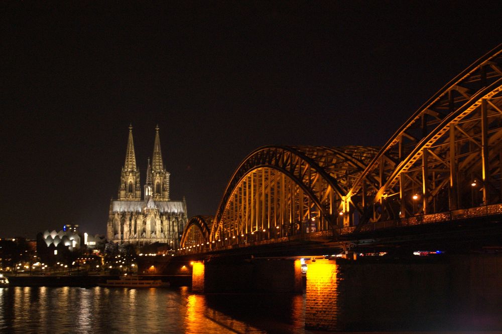 Hohenzollernbrücke in Kölner Nacht