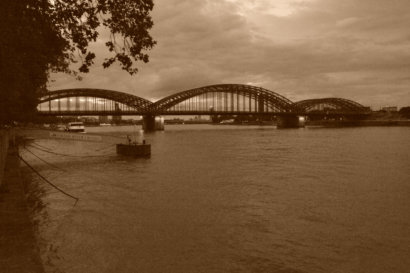 Hohenzollernbrücke in retro