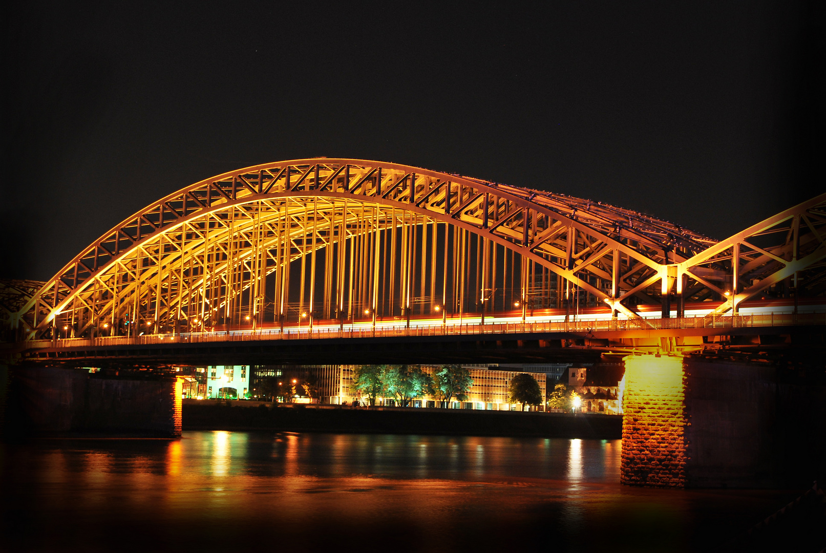 Hohenzollernbrücke Köln bei Nacht