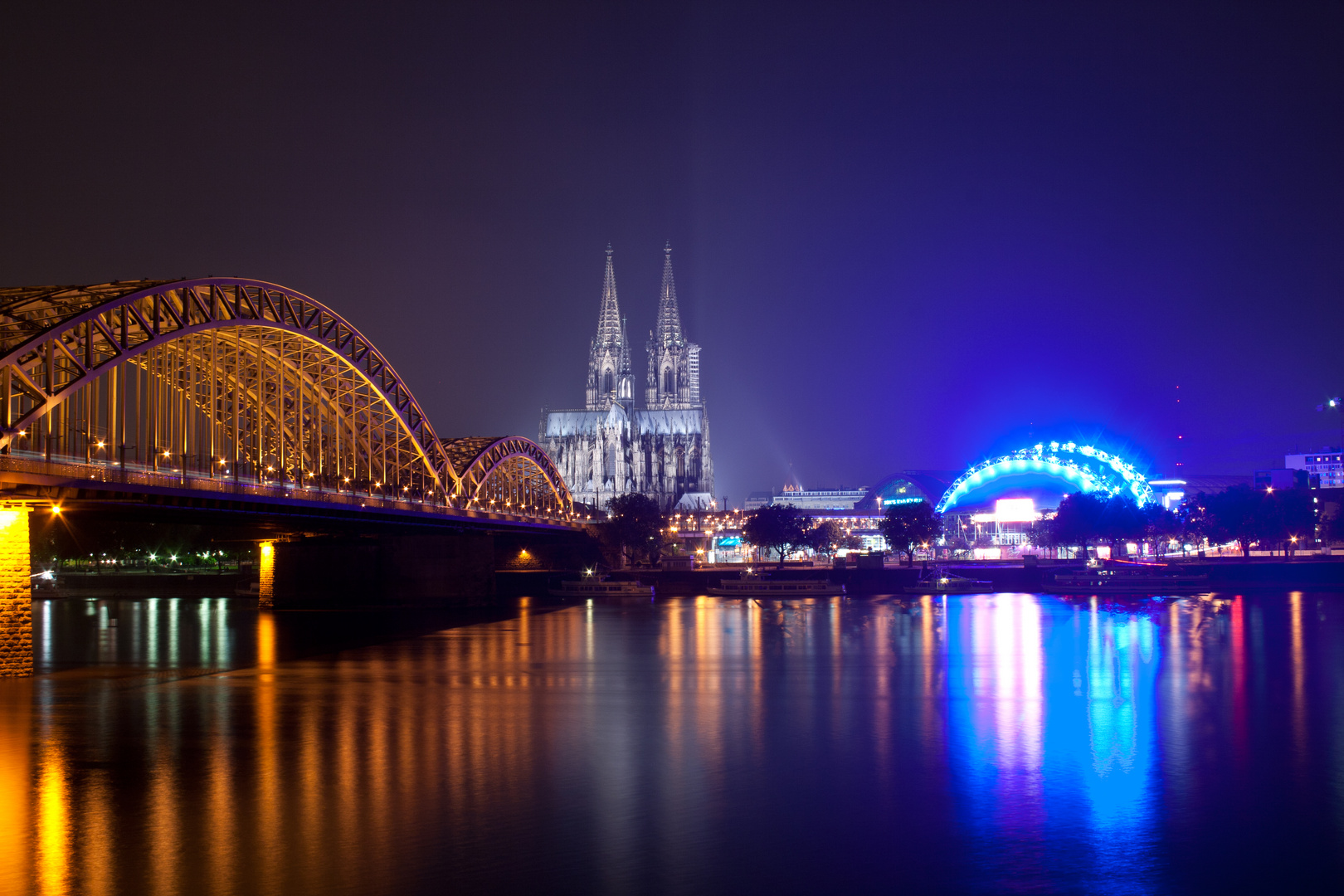 Hohenzollernbrücke, Kölner Dom und Musical Dome bei Nacht