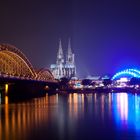 Hohenzollernbrücke, Kölner Dom und Musical Dome bei Nacht