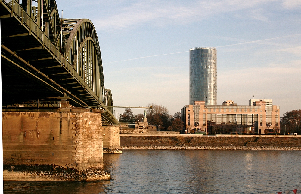 Hohenzollernbrücke, Kölntriangle (LVR-Turm) und Hyatt Hotel (29.11.2011) (10)