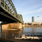 Hohenzollernbrücke, Kölntriangle (LVR-Turm) und Hyatt Hotel (29.11.2011) (2)