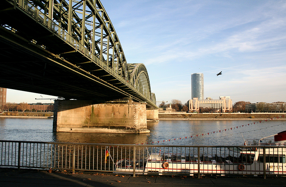 Hohenzollernbrücke, Kölntriangle (LVR-Turm) und Hyatt Hotel (29.11.2011) (2)