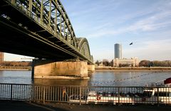 Hohenzollernbrücke, Kölntriangle (LVR-Turm) und Hyatt Hotel (29.11.2011) (2)