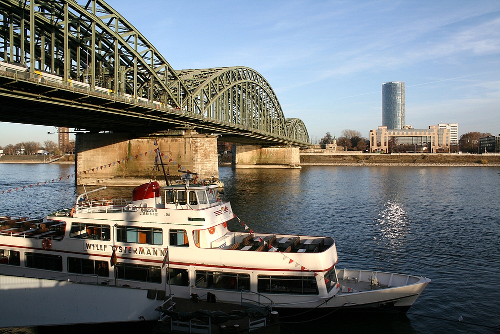 Hohenzollernbrücke, Kölntriangle (LVR-Turm) und Hyatt Hotel (29.11.2011)