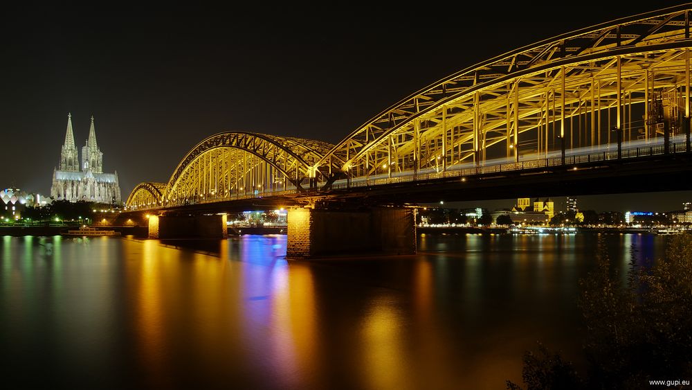 Hohenzollernbrücke mit Bahnhofskapelle