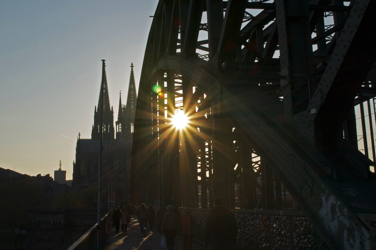 Hohenzollernbrücke mit Dom am Abend