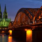 Hohenzollernbrücke mit Dom am Abend