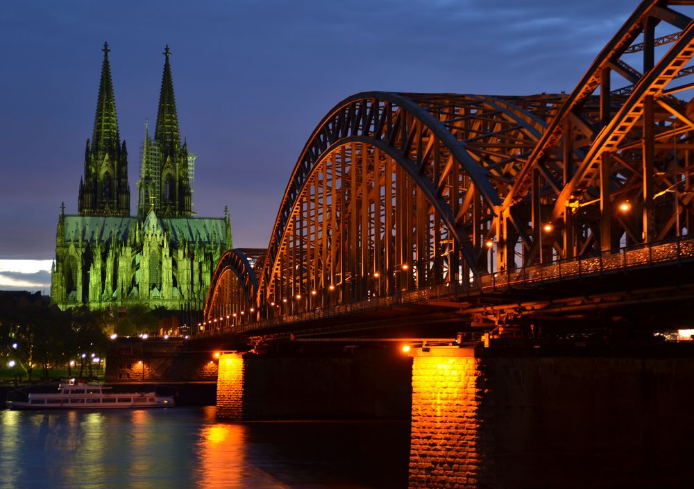 Hohenzollernbrücke mit Dom am Abend