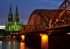 Hohenzollernbrücke mit Dom am Abend