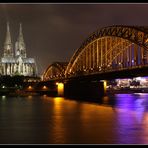 Hohenzollernbrücke mit Dom bei Nacht