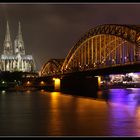 Hohenzollernbrücke mit Dom bei Nacht