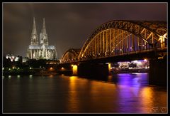 Hohenzollernbrücke mit Dom bei Nacht