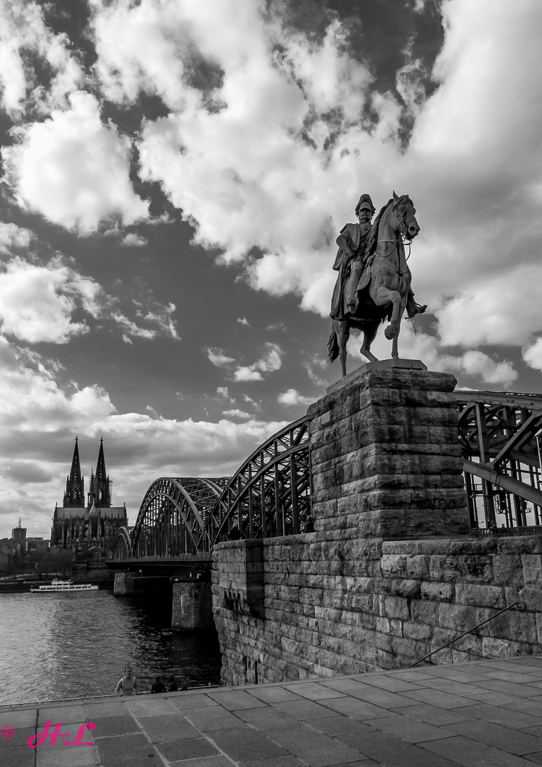 Hohenzollernbrücke mit Dom