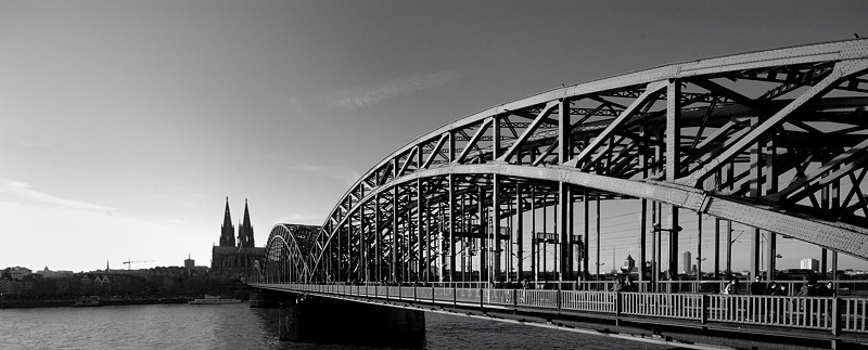 Hohenzollernbrücke mit Dom in Köln