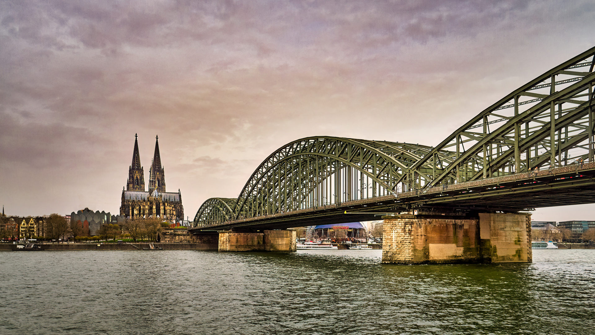 Hohenzollernbrücke mit Dom | Köln