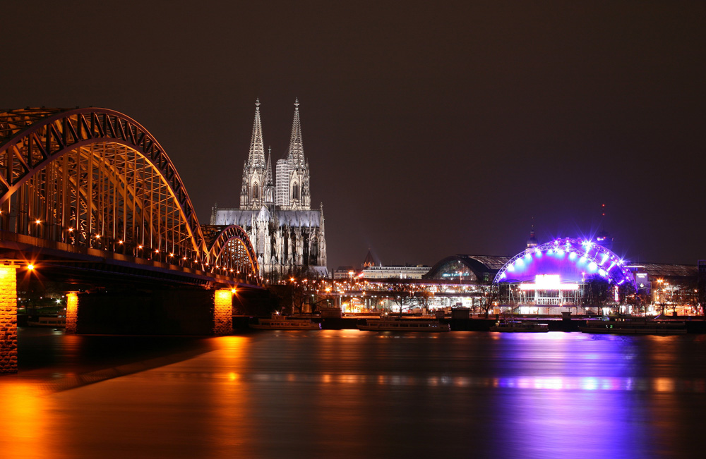 Hohenzollernbrücke mit Dom und Musical Dome