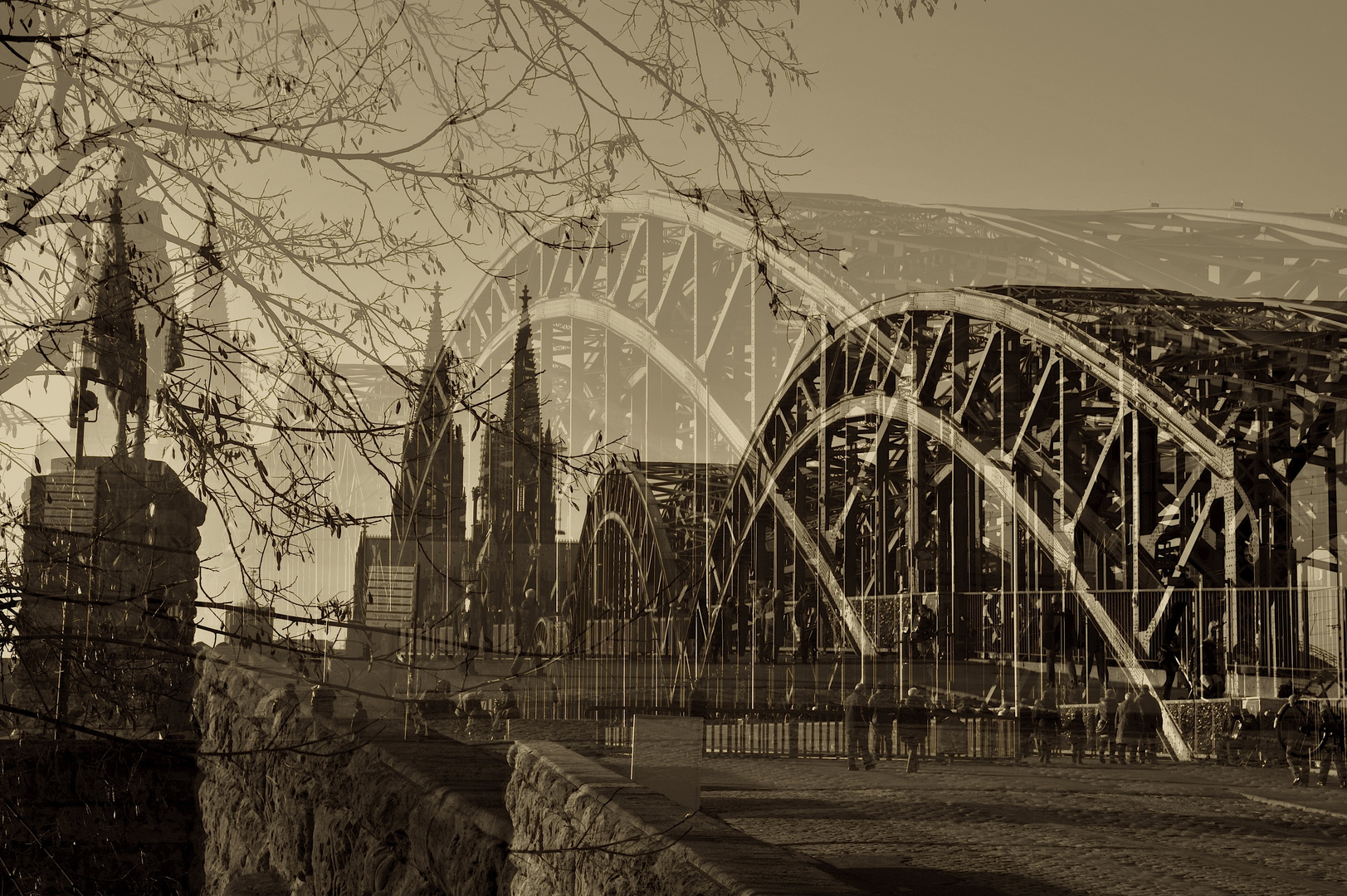 Hohenzollernbrücke mit Dom zu Köln