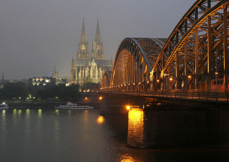 Hohenzollernbrücke mit Güterzug