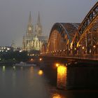 Hohenzollernbrücke mit Güterzug