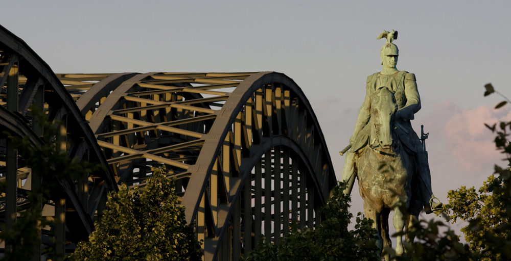 Hohenzollernbrücke mit Reiterstandbild Wilhelm II. im Abendlicht