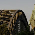 Hohenzollernbrücke mit Reiterstandbild Wilhelm II. im Abendlicht