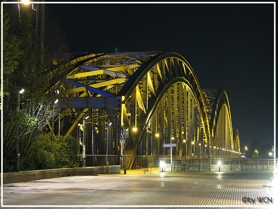 Hohenzollernbrücke und der Dom im Rücken