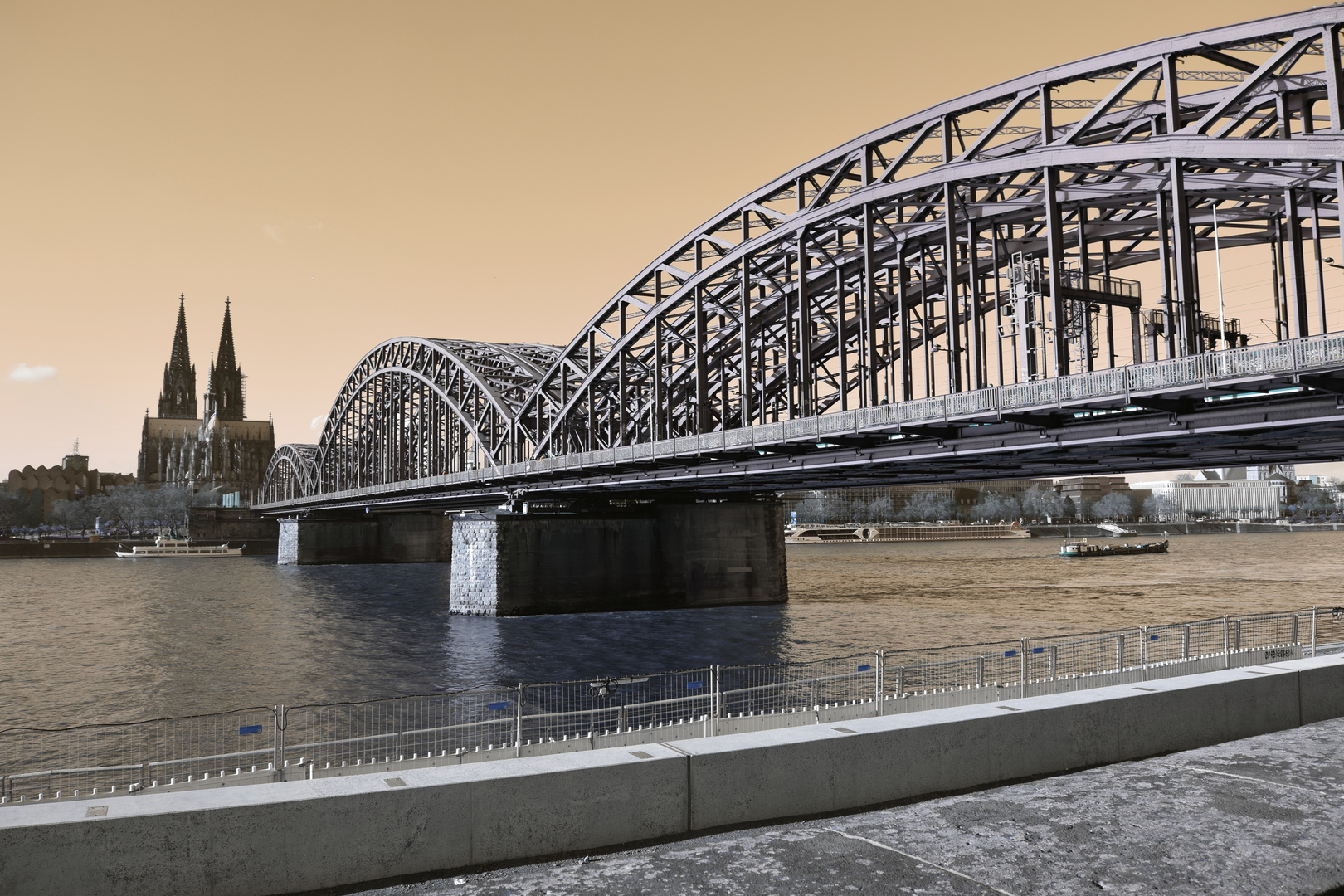 Hohenzollernbrücke und Dom