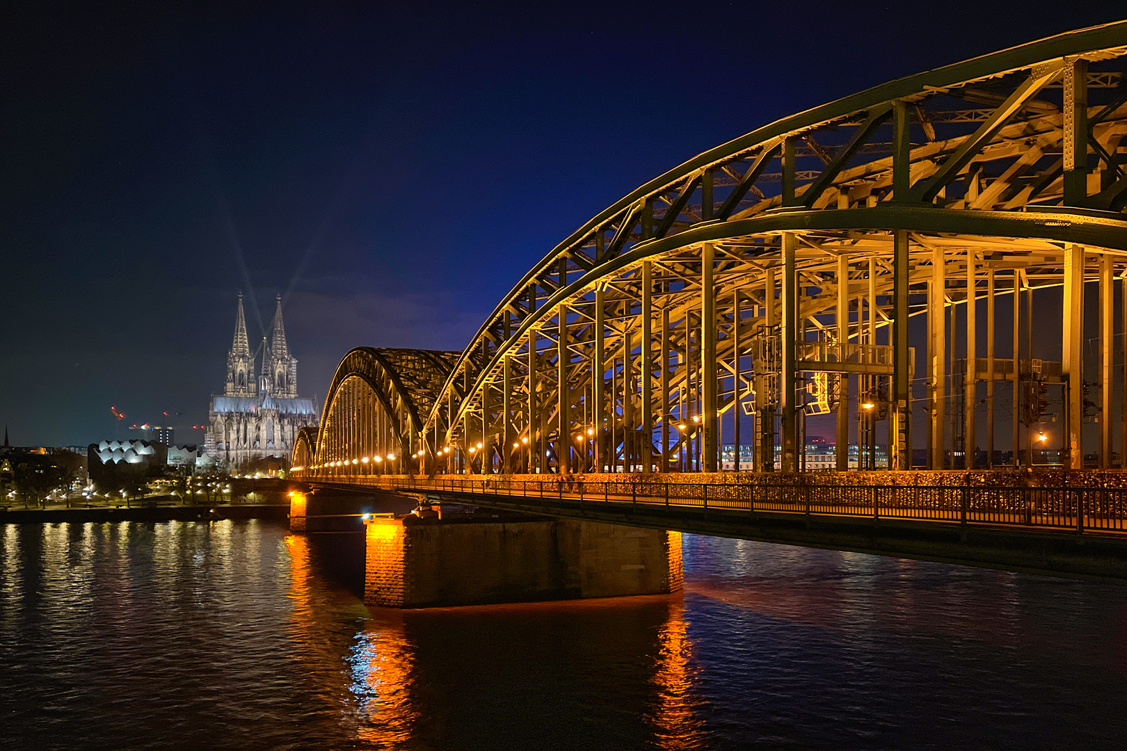 Hohenzollernbrücke und Kölner Dom 3