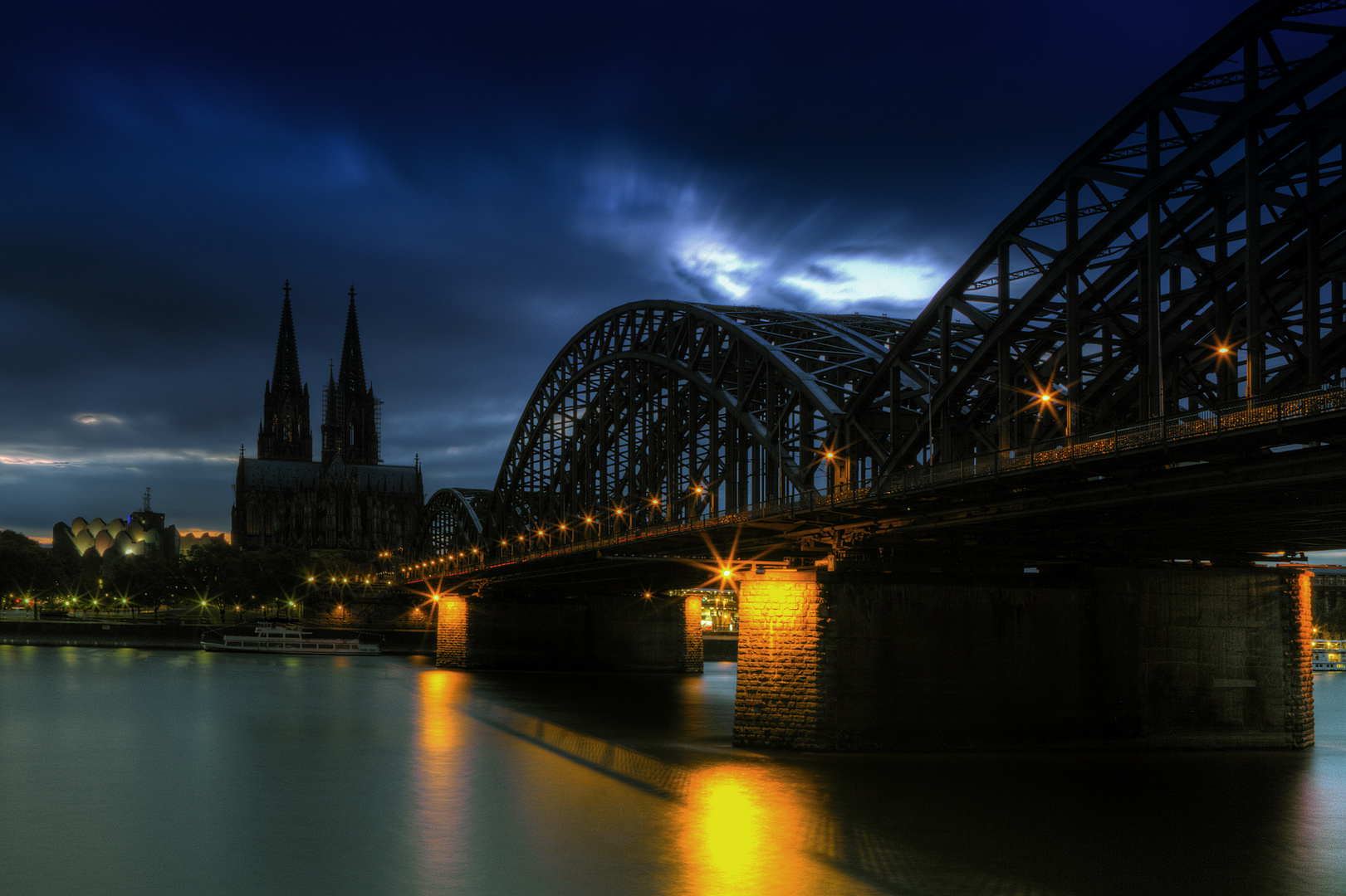 Hohenzollernbrücke zur blauen Stunde