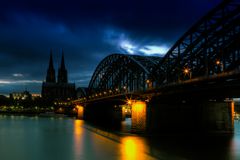 Hohenzollernbrücke zur blauen Stunde