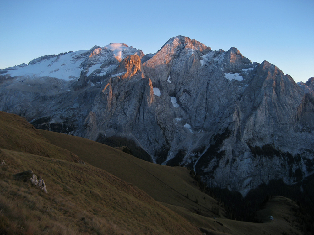 Hoher Gipfel mit Hütte und dem Weichspühler