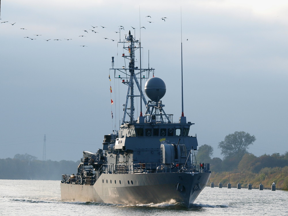 Hohlstablenkboot M 1090 " Pegnitz " auf dem Nord-Ostsee-Kanal