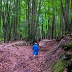 Hohlweg mit Frau in blau  