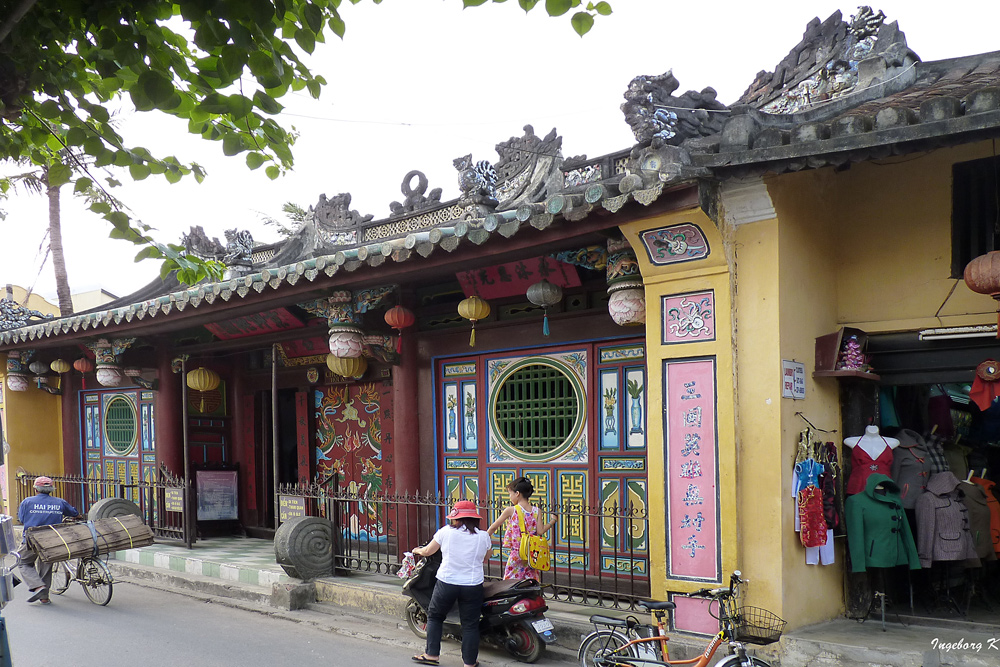 Hoi An - Straßenbild mit chinesischem Tempel