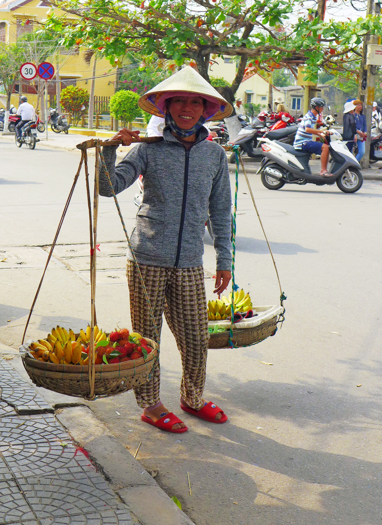 hoi an streetworkerin